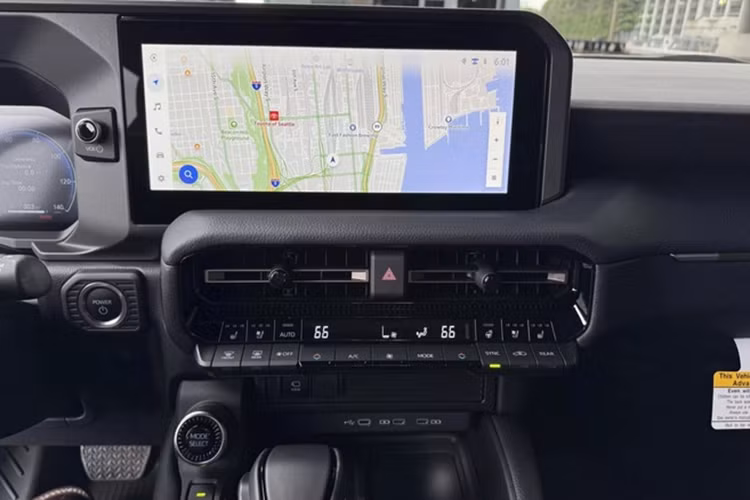 Ngoài ra, xe còn được trang bị cổng sạc được bố trí ở tất cả các hàng ghế và cửa sổ trời một mảnh hoặc cỡ lớn, tùy phiên bản. Nằm bên dưới nắp ca-pô của Toyota Land Cruiser Prado 2025 là động cơ xăng 4 xi-lanh, tăng áp, dung tích 2.4L, sản sinh công suất tối đa đạt 267 mã lực và mô-men xoắn cực đại 430 Nm.