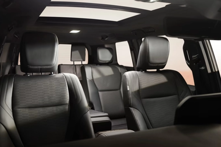 Động cơ kết hợp với hộp số tự động 8 cấp lần đầu tiên được trang bị trên mẫu xe này với cần số dạng thẳng hàng cùng số bán tự động “M - Lựa chọn cấp số”. Thêm vào đó là hệ dẫn động 4 bánh, hệ thống treo tự thích ứng kiểm soát lực giảm chấn theo các chế độ lái và hệ thống chống ồn chủ động. Ngoài 5 chế độ lái phù hợp với các cung đường khác nhau, Toyota Land Cruiser Prado 2025 còn có thêm 4 chế độ lái đa địa hình.