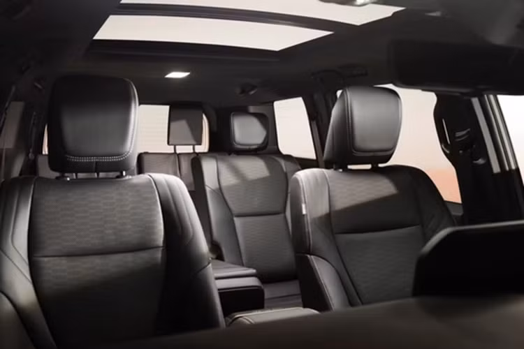 Động cơ kết hợp với hộp số tự động 8 cấp lần đầu tiên được trang bị trên mẫu xe này với cần số dạng thẳng hàng cùng số bán tự động “M - Lựa chọn cấp số”. Thêm vào đó là hệ dẫn động 4 bánh, hệ thống treo tự thích ứng kiểm soát lực giảm chấn theo các chế độ lái và hệ thống chống ồn chủ động. Ngoài 5 chế độ lái phù hợp với các cung đường khác nhau, Toyota Land Cruiser Prado 2025 còn có thêm 4 chế độ lái đa địa hình.