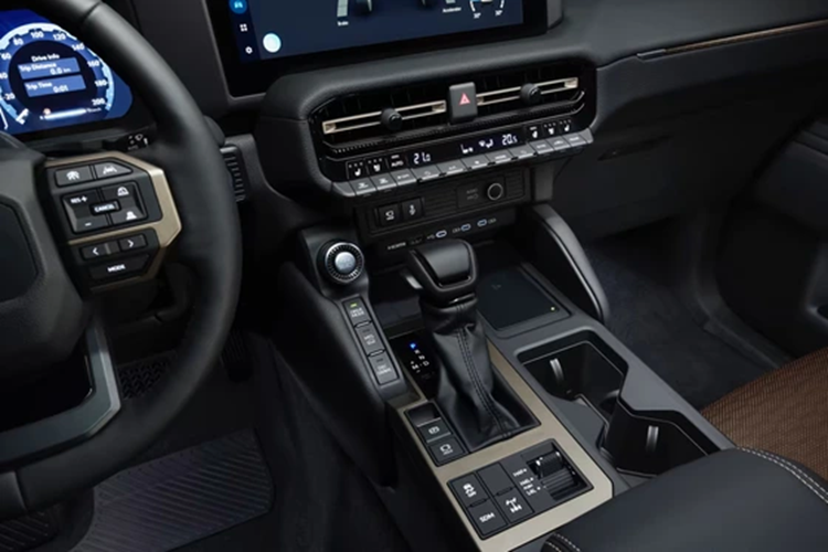 Tuy có màn hình lớn hơn nhưng xe vẫn được trang bị các phím điều khiển được thiết kế dạng phím bấm, gạt hoặc xoay, phù hợp với từng chức năng để có thể thao tác thuận tiện lúc lái xe. Hàng ghế thứ hai của xe có chế độ gập 60:40, tích hợp tính năng thông gió và sưởi.