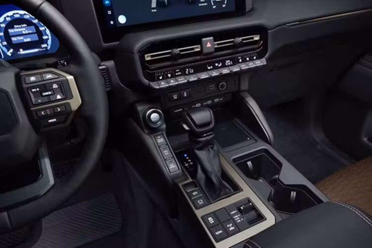 Tuy có màn hình lớn hơn nhưng xe vẫn được trang bị các phím điều khiển được thiết kế dạng phím bấm, gạt hoặc xoay, phù hợp với từng chức năng để có thể thao tác thuận tiện lúc lái xe. Hàng ghế thứ hai của xe có chế độ gập 60:40, tích hợp tính năng thông gió và sưởi.