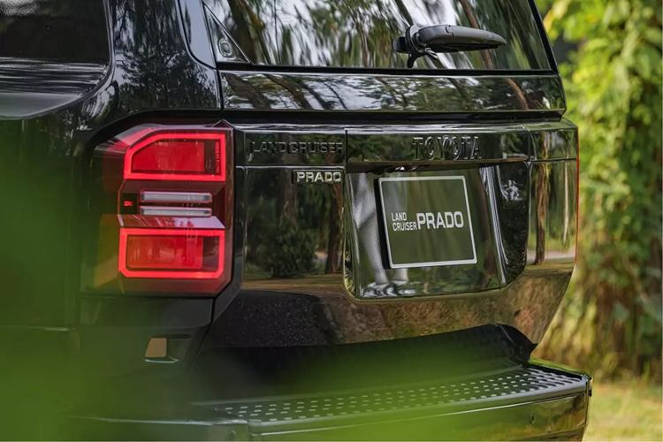Bên trong Toyota Land Cruiser Prado 2025 là không gian nội thất 3 hàng ghế với 7 chỗ ngồi. Bước vào bên trong xe, khách hàng sẽ bắt gặp những trang bị như vô lăng 3 chấu bọc da, chỉnh điện 4 hướng, nhớ vị trí, tích hợp các phím chức năng để chỉnh âm thanh, màn hình trung tâm hay các tính năng an toàn chủ động Toyota Safety Sense.