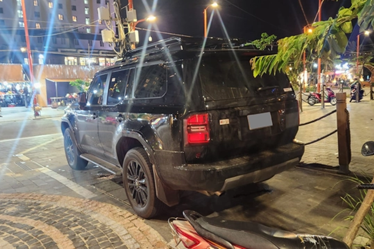 Xe được nhập khẩu nguyên chiếc từ Nhật Bản đồng thời được tặng kèm gói gia hạn bỏ hành 5 năm hoặc 150.000 km (tùy điều kiện nào đến trước), áp dụng đến hết ngày 31/12/2024. Mức giá xe Toyota Land Cruiser Prado 2025 tại Việt Nam từ 3,46 - 3,48 tỷ đồng.