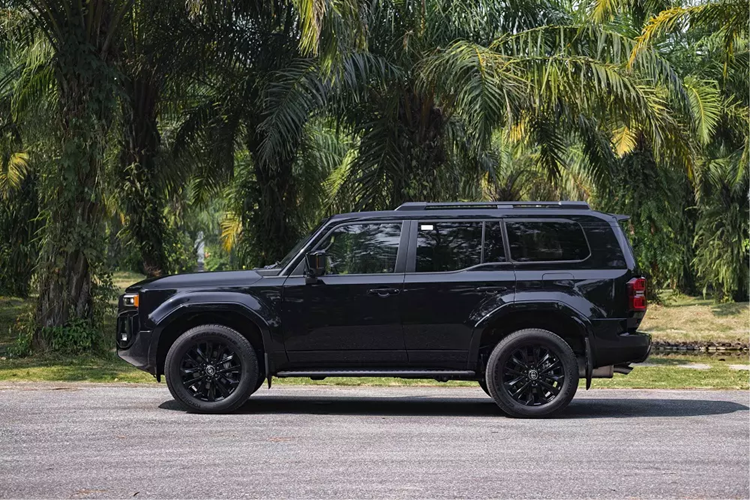 Bên ngoài, mẫu xe nhà Toyota được thiết kế với thân xe dạng hình hộp cùng các góc cạnh vát nhẵn và sắc nét. Phần đầu xe vuông vức với lưới tản nhiệt gồm các thanh dọc to bản sơn đen, cụm đèn chiếu sáng LED hình chữ nhật hoàn toàn mới với công nghệ đèn chiếu xa tự động thích ứng và cụm đèn hậu LED tạo hình hiện đại.