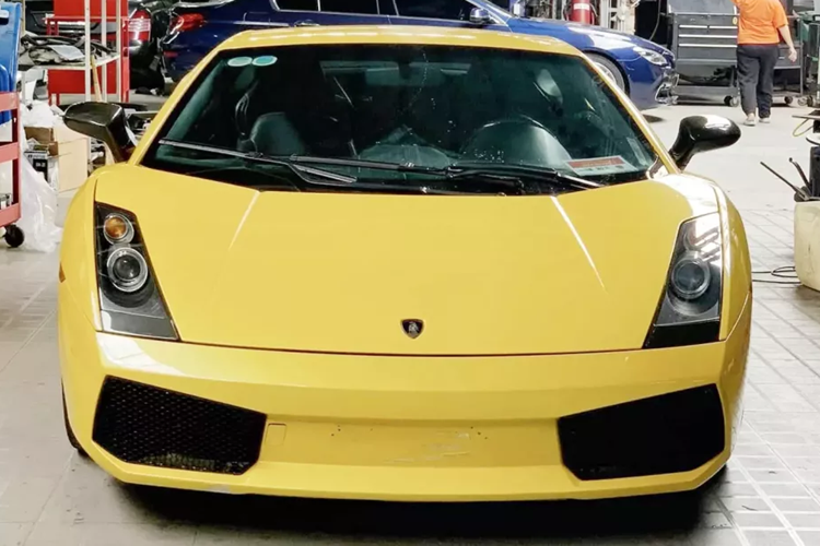 Vào năm 2007, 1 chiếc siêu xe Lamborghini Gallardo tiền tỷ được nhập về nước ta đã gây nên cơn địa chấn thời bấy giờ, chủ nhân của chiếc xe này đến nay vẫn được xem là 1 tay chơi xe thứ thiệt, chính là ông Nguyễn Quốc Cường, hay còn gọi là Cường Đô la.