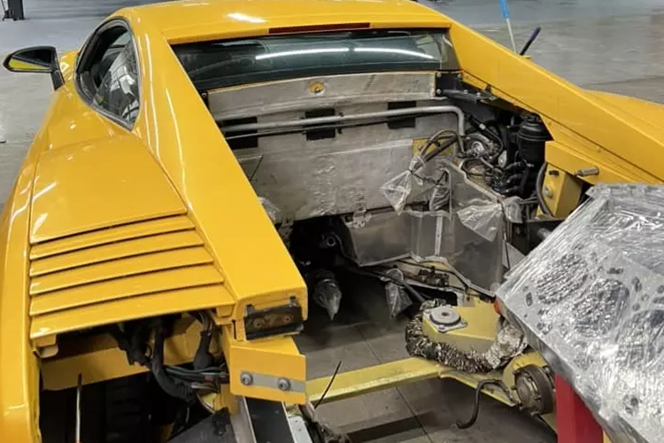 Mới đây, 1 trong 2 chiếc đã bị bắt gặp có mặt tại 1 garage sửa chữa siêu xe ở Tp.HCM, để chuẩn bị cho quá trình hồi sinh, giúp xe có thể vi vu trên đường phố. Hình ảnh do garage này chia sẻ cho thấy, xe đã được tháo động cơ xuống, để thay đồ mới.