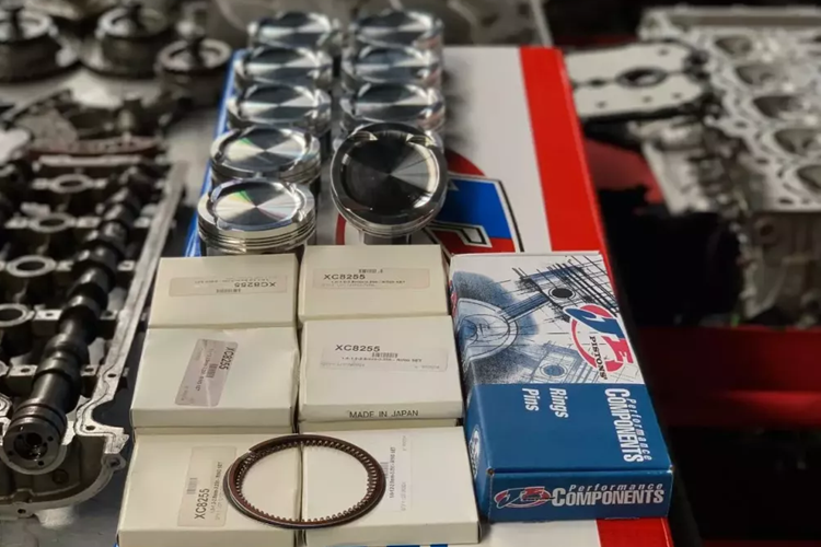 Siêu xe Lamborghini Gallardo được sản xuất từ năm 2004 và được trang bị động cơ V10, dung tích 5.0 lít, sản sinh công suất tối đa 493 mã lực và mô-men xoắn cực đại 510 Nm. "Siêu bò" này có khả năng tăng tốc từ vị trí xuất phát lên 100 km/h trong 4 giây trước khi đạt tốc độ tối đa 309 km/h.