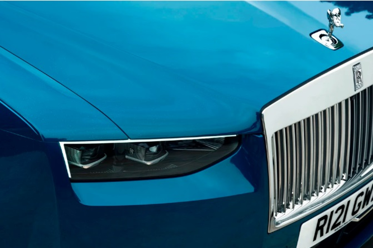 Xe vẫn có kiểu lưới tản nhiệt Pantheon đặc trưng nhưng giờ đây được bổ sung tính năng phát sáng giống như “đàn anh” Phantom VIII 2023.