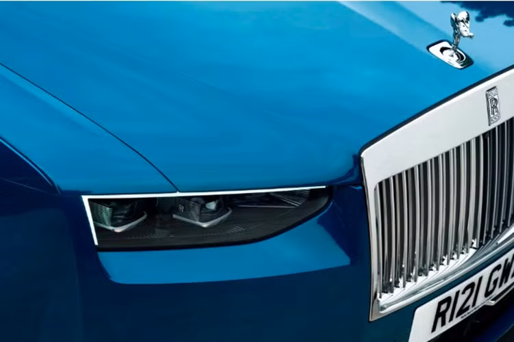 Xe vẫn có kiểu lưới tản nhiệt Pantheon đặc trưng nhưng giờ đây được bổ sung tính năng phát sáng giống như “đàn anh” Phantom VIII 2023.