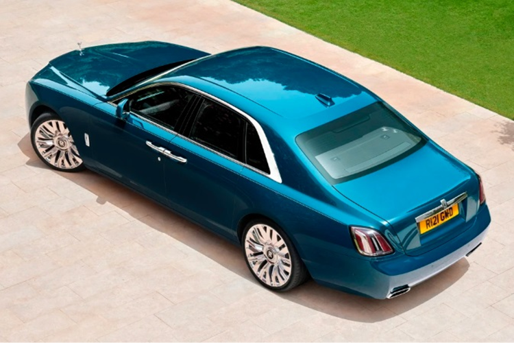 Khách hàng mua Rolls-Royce Ghost Series II có thể tùy chọn màu sơn thông qua bộ phận cá nhân hóa Bespoke của nhà sản xuất với 44.000 màu sơn khác nhau. Ở lần nâng cấp giữa vòng đời này, hãng xe sang Anh quốc còn bổ sung thêm màu sơn xanh dương mới có tên Mustique Blue được lấy cảm hứng từ bờ biển Caribbean với các hiệu ứng pha lê và mica tán sắc.