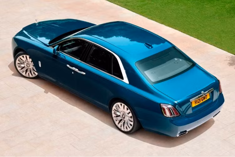 Khách hàng mua Rolls-Royce Ghost Series II có thể tùy chọn màu sơn thông qua bộ phận cá nhân hóa Bespoke của nhà sản xuất với 44.000 màu sơn khác nhau. Ở lần nâng cấp giữa vòng đời này, hãng xe sang Anh quốc còn bổ sung thêm màu sơn xanh dương mới có tên Mustique Blue được lấy cảm hứng từ bờ biển Caribbean với các hiệu ứng pha lê và mica tán sắc.