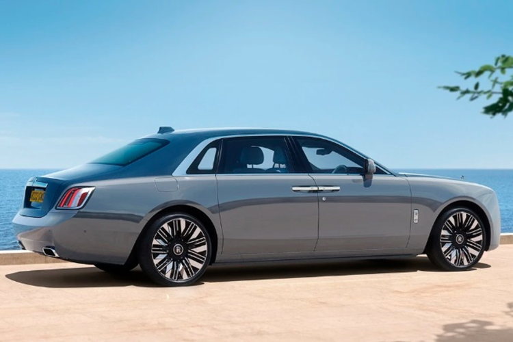 Mức giá xe Rolls-Royce Ghost Series II 2025 chưa công bố chính thức, nhưng ước tính giá bán sẽ ở mức hơn 350.000 USD (khoảng 8,7 tỷ đồng) với bản thường và tăng lên trên 410.000 USD (tương đương 10,2 tỷ đồng) với bản Black Badge.