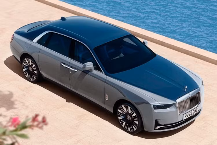 Nằm dưới nắp capo của Rolls-Royce Ghost Series II vẫn là khối động cơ V12 twin-turbo 6.75L, công suất 571 mã lực và mô-men xoắn 850 Nm. Đi kèm với động cơ này là hộp số 8 cấp tự động của ZF và hệ dẫn động 4 bánh toàn thời gian. Xe vẫn sử dụng hệ thống treo Planar như bản tiền nhiệm.