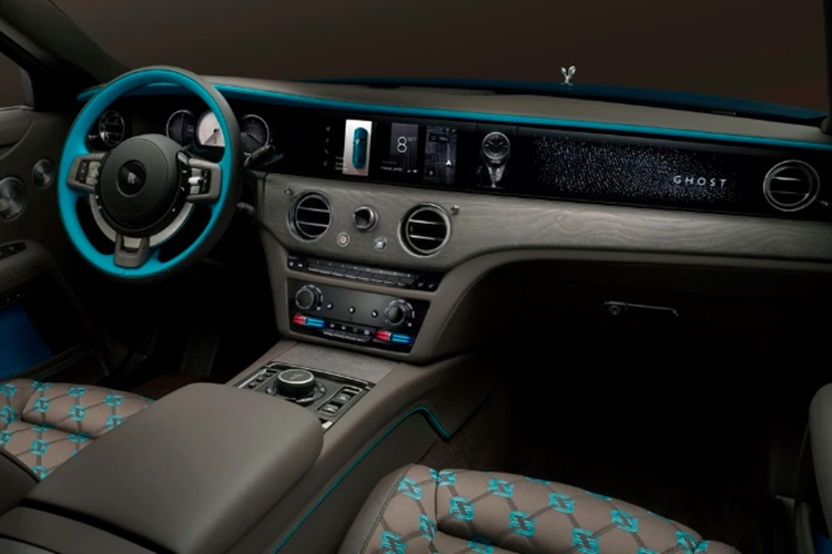 Về nội thất, khoang cabin của Rolls-Royce Ghost 2025 không có nhiều sự thay đổi. Hãng chỉ bổ sung tùy chọn ốp nội thất gỗ tần bì Grey Stained.