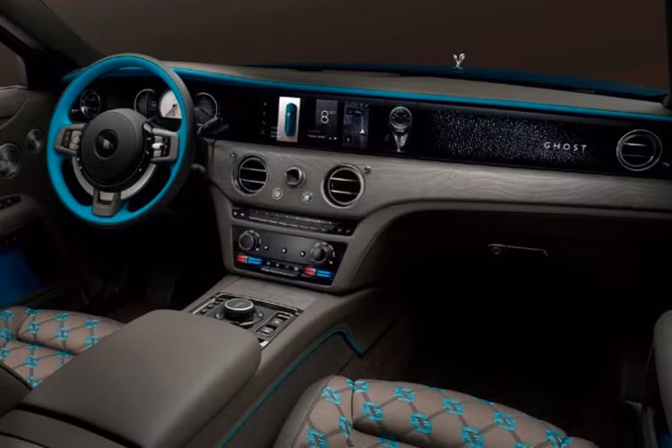 Về nội thất, khoang cabin của Rolls-Royce Ghost 2025 không có nhiều sự thay đổi. Hãng chỉ bổ sung tùy chọn ốp nội thất gỗ tần bì Grey Stained.