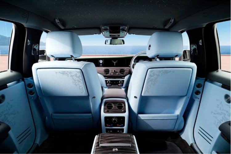 Xe vẫn sở hữu các tiện ích sang trọng và hiện đại như: bảng đồng hồ kỹ thuật số có thể thay đổi giao diện đúng theo tông màu nội thất được cá nhân hóa, đi kèm ứng dụng Whispers dành riêng cho chủ xe; hệ thống giải trí phía sau với chức năng streaming; hệ thống Bespoke Audio 18 loa 1.400 W; trần sao Starlight; tai nghe cao cấp kết nối Bluetooth…