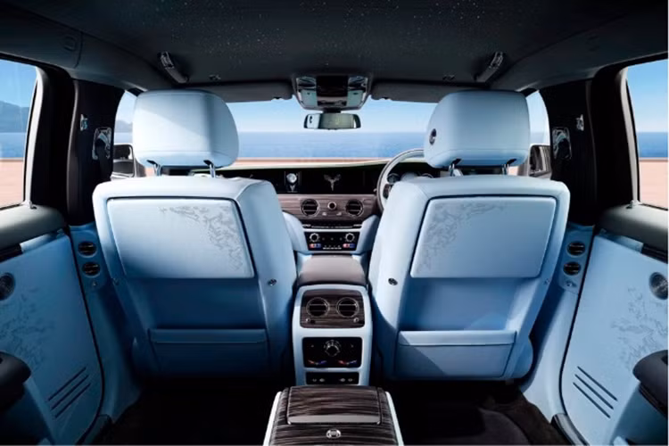 Xe vẫn sở hữu các tiện ích sang trọng và hiện đại như: bảng đồng hồ kỹ thuật số có thể thay đổi giao diện đúng theo tông màu nội thất được cá nhân hóa, đi kèm ứng dụng Whispers dành riêng cho chủ xe; hệ thống giải trí phía sau với chức năng streaming; hệ thống Bespoke Audio 18 loa 1.400 W; trần sao Starlight; tai nghe cao cấp kết nối Bluetooth…