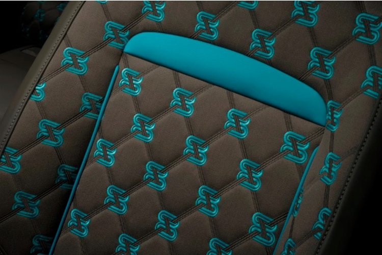 Toàn bộ ghế ngồi trên xe đều được bọc chất liệu vải sợi Duality Twill vốn được chế tác từ gỗ tre, lấy cảm hứng từ rừng tre rộng lớn Le Jardin Méditerranées tại vùng Côte d'Azur (Pháp).