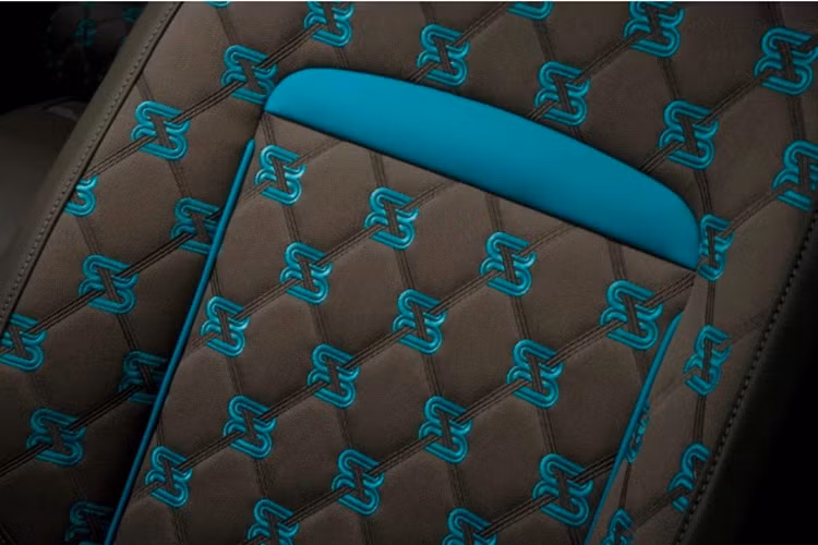 Toàn bộ ghế ngồi trên xe đều được bọc chất liệu vải sợi Duality Twill vốn được chế tác từ gỗ tre, lấy cảm hứng từ rừng tre rộng lớn Le Jardin Méditerranées tại vùng Côte d'Azur (Pháp).