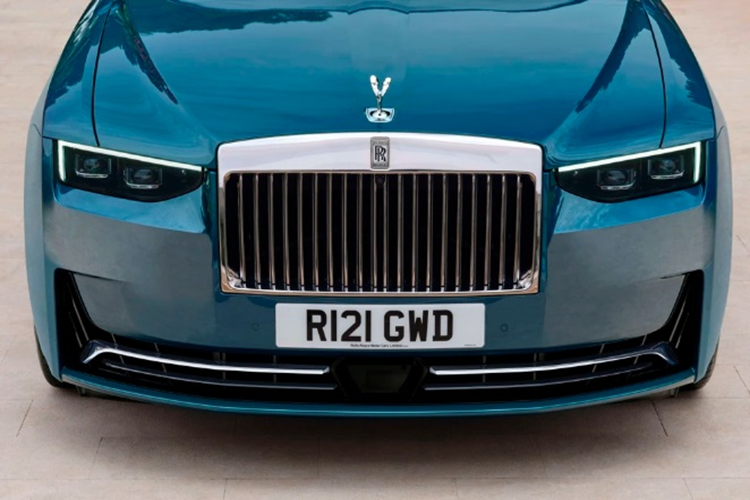 Phía đuôi xe không có nhiều sự thay đổi, hãng chỉ nâng cấp giao diện đèn hậu dạng LED 3D lấy cảm hứng từ mẫu xe điện Rolls-Royce Spectre. Ngoài ra, Ghost Series II 2025 còn được trang bị bộ mâm 9 chấu kích thước 22 inch mới nhìn trẻ trung và hiện đại hơn.