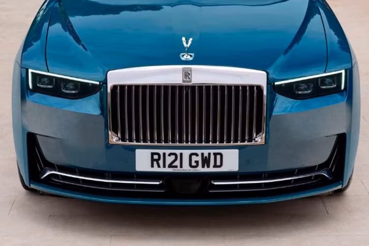 Phía đuôi xe không có nhiều sự thay đổi, hãng chỉ nâng cấp giao diện đèn hậu dạng LED 3D lấy cảm hứng từ mẫu xe điện Rolls-Royce Spectre. Ngoài ra, Ghost Series II 2025 còn được trang bị bộ mâm 9 chấu kích thước 22 inch mới nhìn trẻ trung và hiện đại hơn.