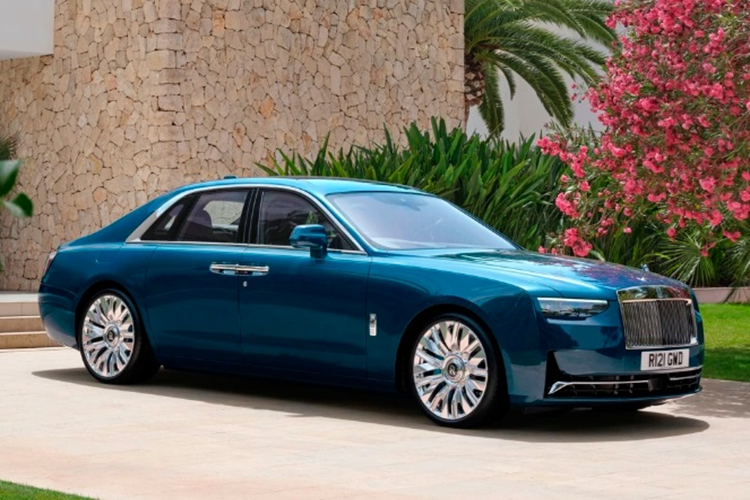 Ở lần nâng cấp giữa vòng đời này, mẫu xe siêu sang Rolls-Royce Ghost Series II được tinh chỉnh khá nhiều ở ngoại thất. Cụ thể, đầu xe gây ấn tượng với cụm đèn LED phía trước được thiết kế lại, đi cùng dải đèn LED định vị dạng chữ L nằm ngang.