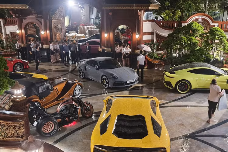 Không ít người cho rằng, ngôi nhà mới của vợ chồng doanh nhân ngành thẩm mỹ chẳng khác gì "cung điện" thu nhỏ với sự đầu tư tỉ mỉ từ bố cục lớn đến những chi tiết nhỏ.