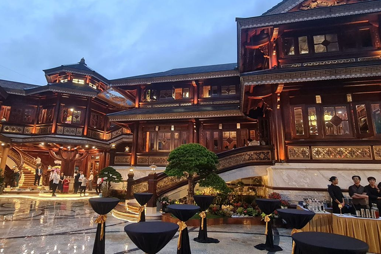 Hình ảnh cho thấy khoảng sân rộng phía trước của biệt phủ được lát gạch sáng bóng với dàn siêu xe trị giá 300 tỷ đồng nằm “khoe dáng”.