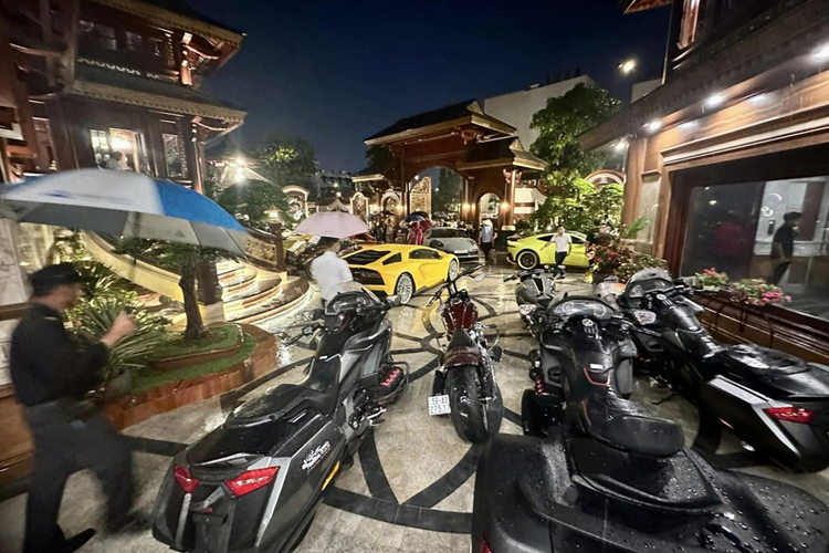 Qua loạt ảnh được chia sẻ có thể thấy căn biệt thự mới khánh thành của vớ chồng Hoàng Kim Khánh rất rộng lớn, được thiết kế theo phong cách cổ điển và hoàn thiện phần lớn bằng chất liệu gỗ.