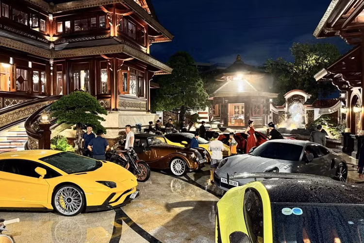 Mới đây, vợ chồng đại gia siêu xe Hoàng Kim Khánh – Mailisa đã khiến dư luận được một phen dậy sóng khi tổ chức tiệc tân gia tại căn biệt phủ vô cùng xa hoa. Được biết, đây cũng là tiệc sinh nhật của doanh nhân Hoàng Kim Khánh.