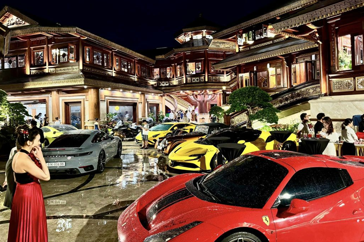 Có thể kể đến một số siêu phẩm mà vợ chồng đại gia này đang sở hữu như: Lamborghini Aventador S LP 740-4, Ferrari 488 Pista Spider, Porsche 911 Turbo S, Aston Martin Vantage, Morgan Plus Six…