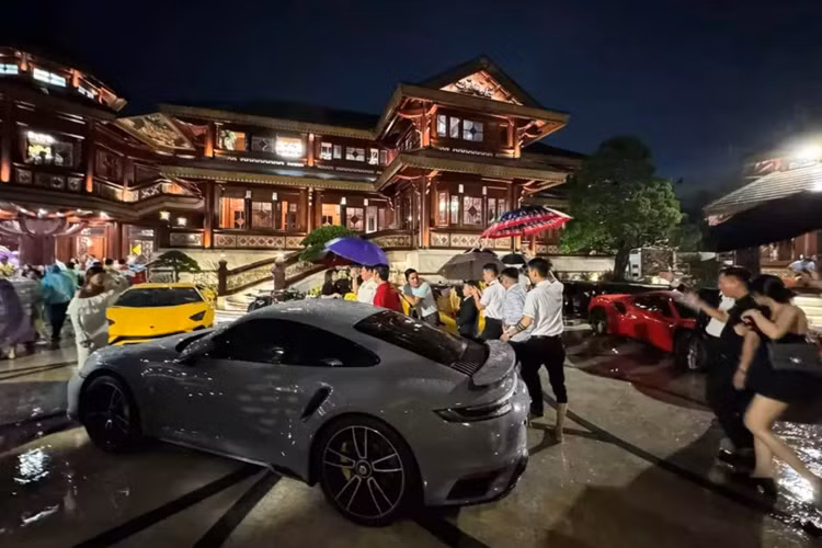 Tuy nhiên không có sự xuất hiện của McLaren Senna và Koenigsegg Regera của Hoàng Kim Khánh, vì hai chiếc xe này đang ở Campuchia để làm giấy tờ. Không chỉ có ôtô, tay chơi này còn sở hữu nhiều mẫu siêu xe hai bánh có mức giá đắt đỏ như Honda Gold Wing, KTM Brabus 1300 R, Harley-Davidson V-Rod,...