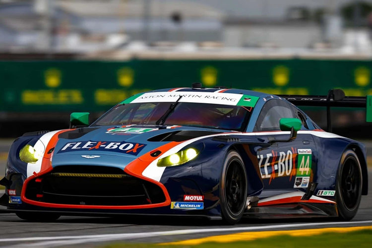 Khác với DB12 hay DBS mang phong cách grand tourer, Aston Martin Vantage là mẫu xe thể thao 2 chỗ đích thực, mang đến cảm giác lái phấn khích.