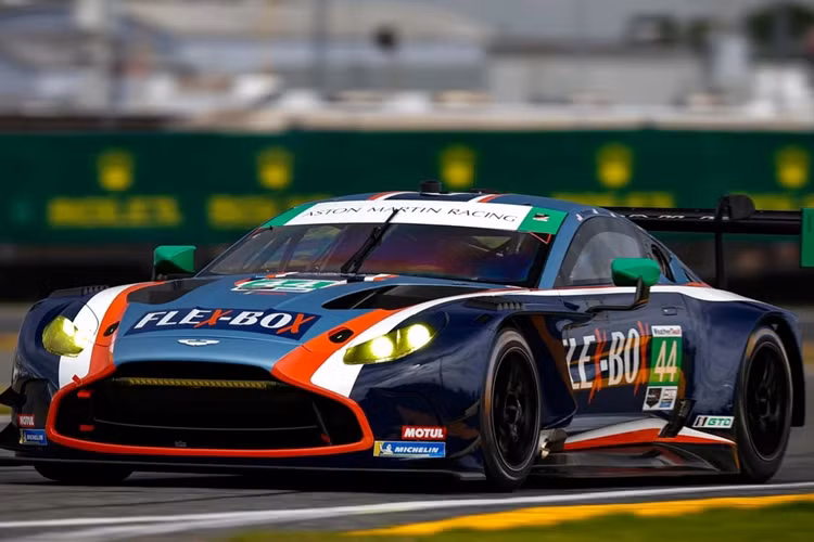 Khác với DB12 hay DBS mang phong cách grand tourer, Aston Martin Vantage là mẫu xe thể thao 2 chỗ đích thực, mang đến cảm giác lái phấn khích.