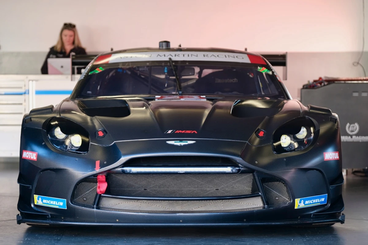 Ngoại trừ những trang bị chuyên dụng cho các mẫu xe đua, các thay đổi trên chiếc Vantage GT3 này cũng sẽ được áp dụng cho phiên bản thương mại, bao gồm cụm đèn pha được thiết kế lại và lưới tản nhiệt lớn hơn.