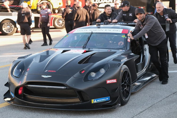 Tại giải đua Daytona 24 Hours 2024, nhiều người hâm mộ đã được chiêm ngưỡng chiếc Aston Martin Vantage GT3 2024 mới với một số thay đổi về ngoại thất.