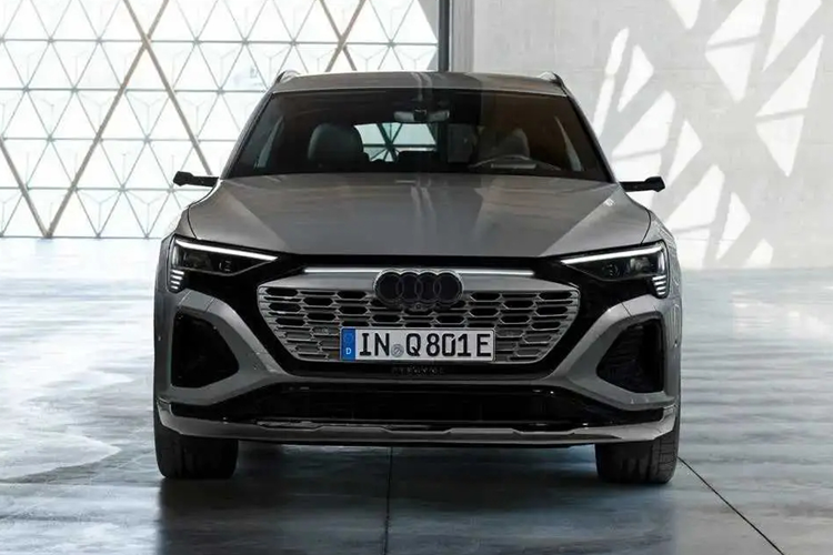 Nội thất của Audi Q8 e-tron có cách bố trí giống với các mẫu xe chạy xăng của hãng. Xe được trang bị màn hình 12,3 inch sau vô-lăng, 2 màn hình lớn ở khu vực bệ tì tay trung tâm với kích thước là 10,1 inch và 8,6 inch, màn hình hắt kính lái HUD, âm thanh Bang &amp; Olufsen 16 loa, điều hoà tự động 4 vùng, cửa sổ trời.