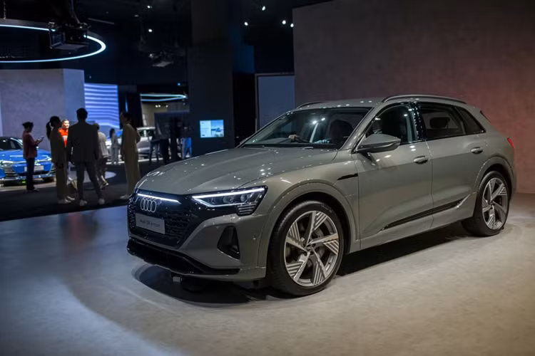 Kích thước dài, rộng, cao của Audi Q8 e-tron chạy điện lần lượt là 4.915 x 1.935 x 1.633 mm, đi kèm chiều dài cơ sở 2.923 mm. Là phiên bản nâng cấp của e-tron, Q8 e-tron vẫn giữ nguyên nhiều nét thiết kế giống với bản tiền nhiệm, xe chỉ được tinh chỉnh một chút cho phù hợp và hiện đại hơn.