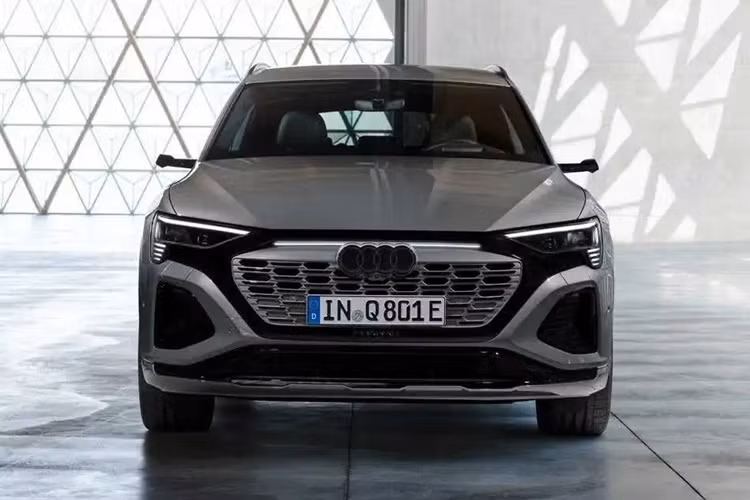 Nội thất của Audi Q8 e-tron có cách bố trí giống với các mẫu xe chạy xăng của hãng. Xe được trang bị màn hình 12,3 inch sau vô-lăng, 2 màn hình lớn ở khu vực bệ tì tay trung tâm với kích thước là 10,1 inch và 8,6 inch, màn hình hắt kính lái HUD, âm thanh Bang &amp; Olufsen 16 loa, điều hoà tự động 4 vùng, cửa sổ trời.