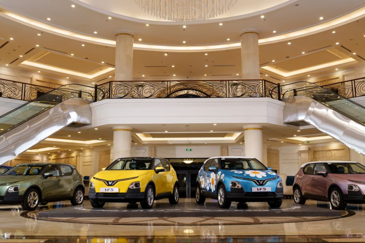 Để sở hữu 1 trong 4 màu nâng cao của mẫu xe SUV điện Vinfast VF5, khách hàng sẽ trả thêm 10 triệu đồng/xe. Bên cạnh đó, khách hàng có thể tự chọn màu sơn theo ý thích với chi phí 20 triệu đồng.