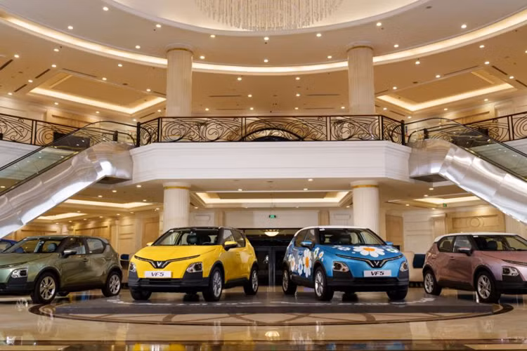 Để sở hữu 1 trong 4 màu nâng cao của mẫu xe SUV điện Vinfast VF5, khách hàng sẽ trả thêm 10 triệu đồng/xe. Bên cạnh đó, khách hàng có thể tự chọn màu sơn theo ý thích với chi phí 20 triệu đồng.