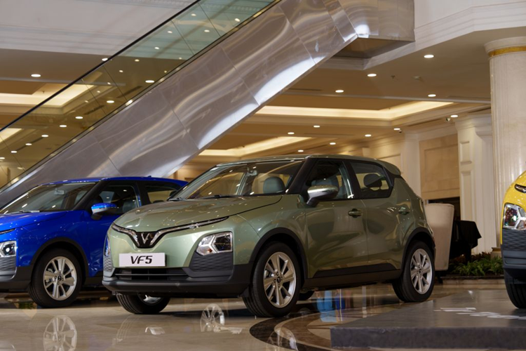 Đặc biệt, cộng hưởng lợi ích từ chương trình “Mãnh liệt Tinh thần Việt Nam - Vì Tương lai Xanh” mới được Vingroup triển khai từ ngày 01/07/2024, khách hàng mua VF5 Plus cũng sẽ nhận thêm rất nhiều đặc quyền như gửi xe miễn phí (dưới 5 tiếng).