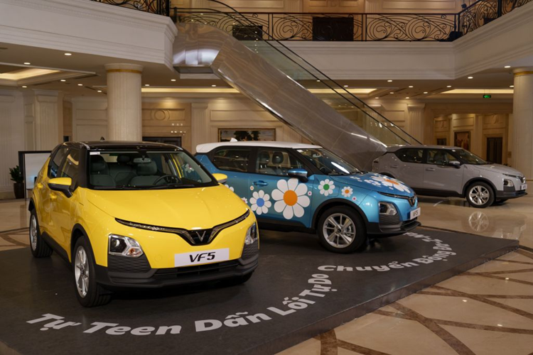 Trường hợp cư dân chọn sạc tại nhà sẽ được Vingroup hỗ trợ lắp sạc tại nhà với chi phí hỗ trợ lên đến 10.000.000 đồng/hộ, cấp 900.000 đồng/xe/tháng chi phí sạc từ nay đến hết ngày 01/07/2026. Các chủ xe điện VinFast ở chung cư Vinhomes sẽ được ưu tiên bố trí suất gửi xe nếu còn chỗ.