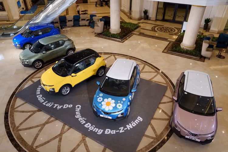 Đặc biệt, từ 07-10/07, khách hàng mua VF5 Plus sẽ được miễn phí chọn màu sơn nâng cao và màu sơn theo ý thích, đồng thời được tặng thêm 10 triệu đồng. Kể từ ngày 11/07 đến hết 31/07, khách hàng đặt mua VF5 Plus màu nâng cao sẽ được ưu đãi 50% chi phí chọn màu sơn.