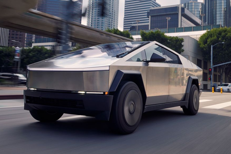 Nếu có thêm pin bổ sung như phiên bản AWD, Tesla Cybertruck Cyberbeast 2024 có thể chạy được 708 km. Việc Minh Nhựa tậu siêu bán tải điện Tesla Cybertruck kiểu "ăn chắc mặc bền" này sau khi xuất hiện trên mạng xã hội đã được khá nhiều tay chơi xe tại Việt Nam hưởng ứng.