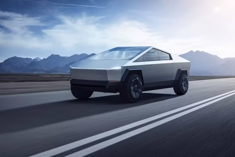 Thùng xe còn được tích hợp ngăn chứa đồ có khóa với có thể tích 1.897 lít. Tân binh nhà Tesla được trang bị lốp chạy mọi địa hình với kích thước 35 inch (khoảng 890 mm). Bên cạnh đó là hệ thống treo khí nén thích ứng, có thể mang đến khoảng sáng gầm tối đa 442 mm cho mẫu xe bán tải này.