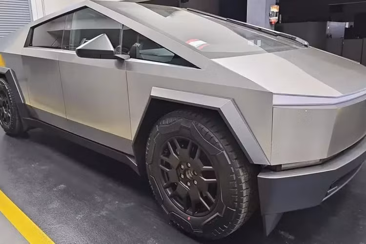 Theo đó, khi được 1 người quen nói rằng, Minh Nhựa và Tesla Cybertruck rất hợp với nhau, tay chơi này đã bình luận ngay rằng "Có ở Việt Nam là lụm liền nha em" - động thái này cho thấy, con trai của đại gia Phạm Văn Mười cũng rất muốn sở hữu xe Tesla Cybertruck, nhưng bất cập là hãng xe Mỹ chưa có đại lý chính hãng ở Việt Nam.