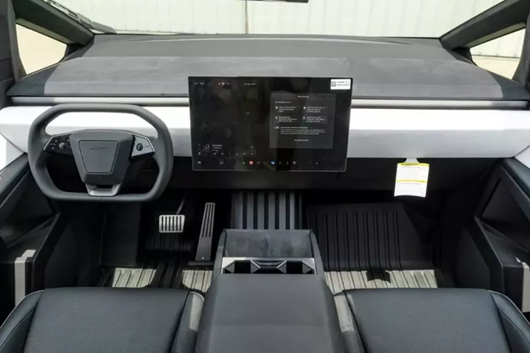 Chủ nhân của Pagani Huayra và McLaren Elva mặc dù rất đam mê các dòng xe gầm cao nhưng trong thời buổi kinh tế khó khăn, mọi thứ phải chắc chắn, Minh Nhựa cũng đáp trả việc sẽ sắm Tesla Cybertruck nếu như xe có sẵn ở Việt Nam, thay vì cọc mua xe, dễ bị "bom hàng".