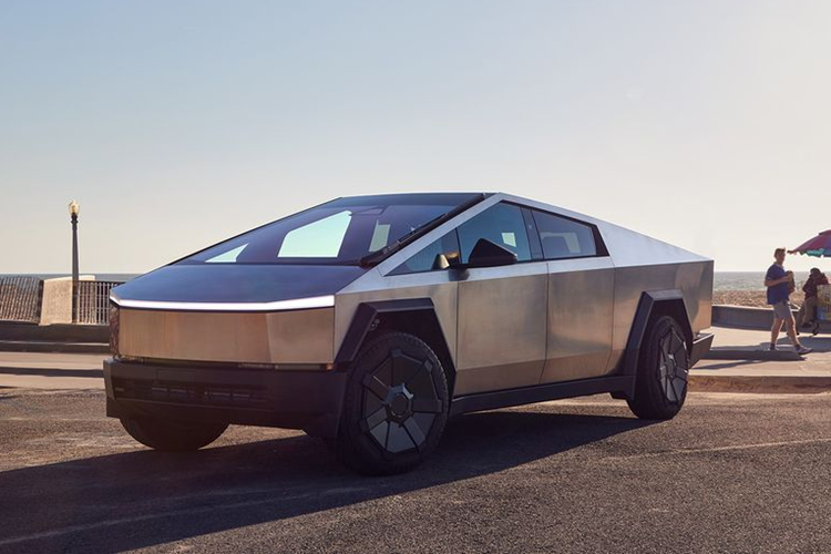 Hiện tại, dòng xe Tesla Cybertruck đang cháy hàng và tất nhiên giá bán cũng tăng đôi chút so với hãng công bố. Tại thị trường Mỹ, giá xe Tesla Cybertruck 2024 dao động từ 60.990 - 99.990 USD cho 3 phiên bản. Theo kế hoạch, 2 phiên bản AWD và Cyberbeast sẽ có mặt trên thị trường trước.