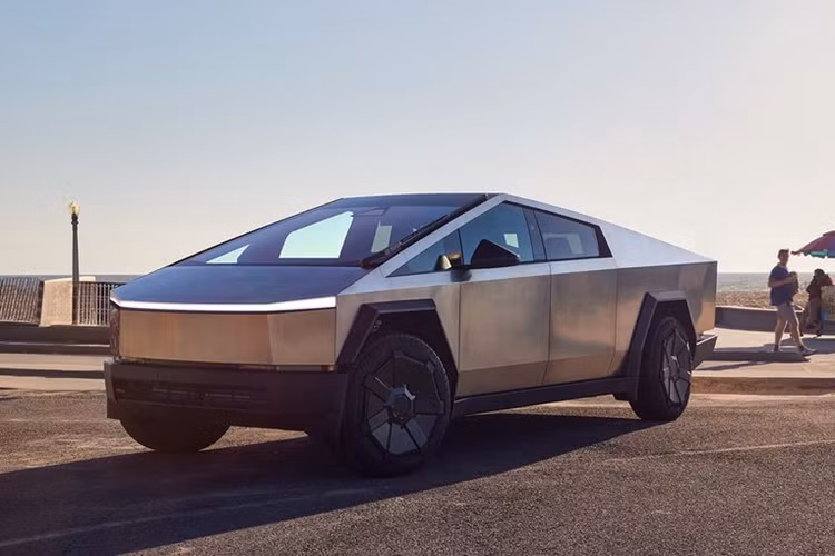 Hiện tại, dòng xe Tesla Cybertruck đang cháy hàng và tất nhiên giá bán cũng tăng đôi chút so với hãng công bố. Tại thị trường Mỹ, giá xe Tesla Cybertruck 2024 dao động từ 60.990 - 99.990 USD cho 3 phiên bản. Theo kế hoạch, 2 phiên bản AWD và Cyberbeast sẽ có mặt trên thị trường trước.